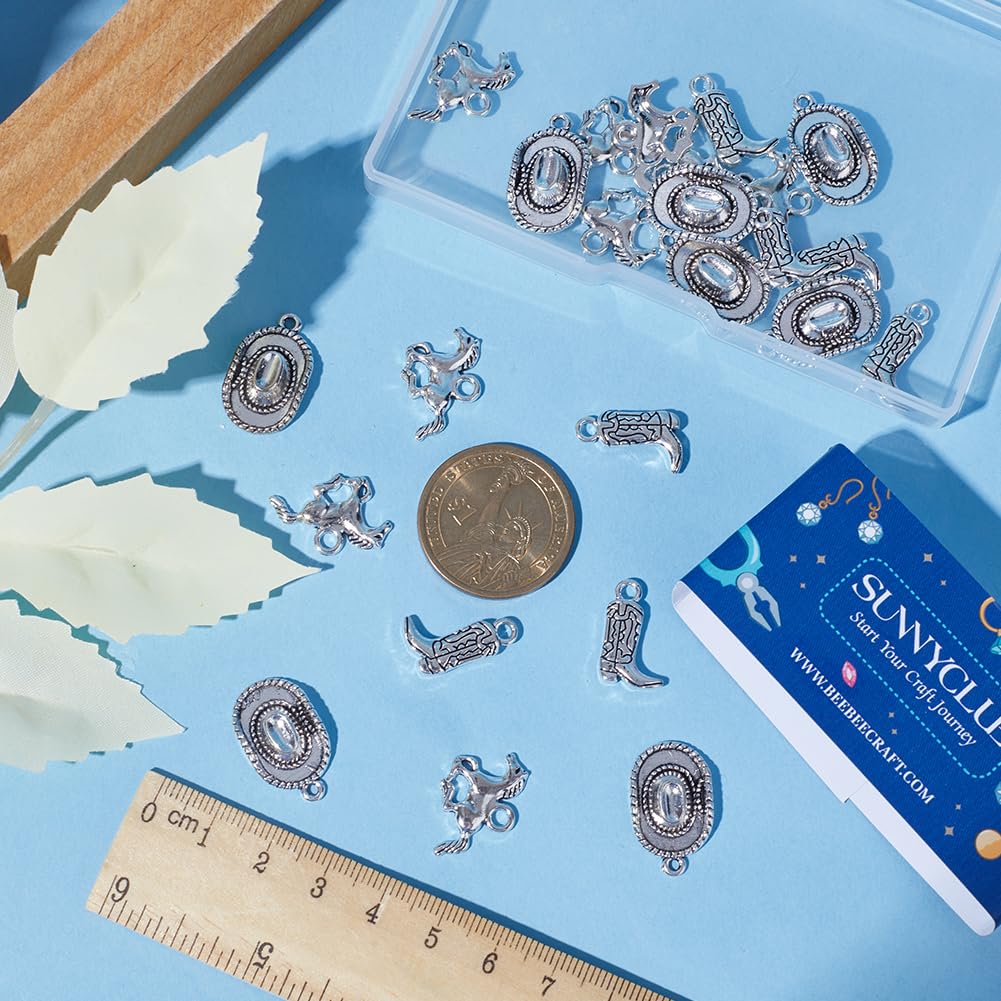 SUNNYCLUE 1 scatola 90 pezzi Ciondoli Da Cowboy Occidentali 3D In Miniatura Cappello Da Cowboy Ciondolo Stile Tibetano Argento Antico Cavallo Fascino Ciondoli per Scarpe A Doppia Faccia per Gioielli C