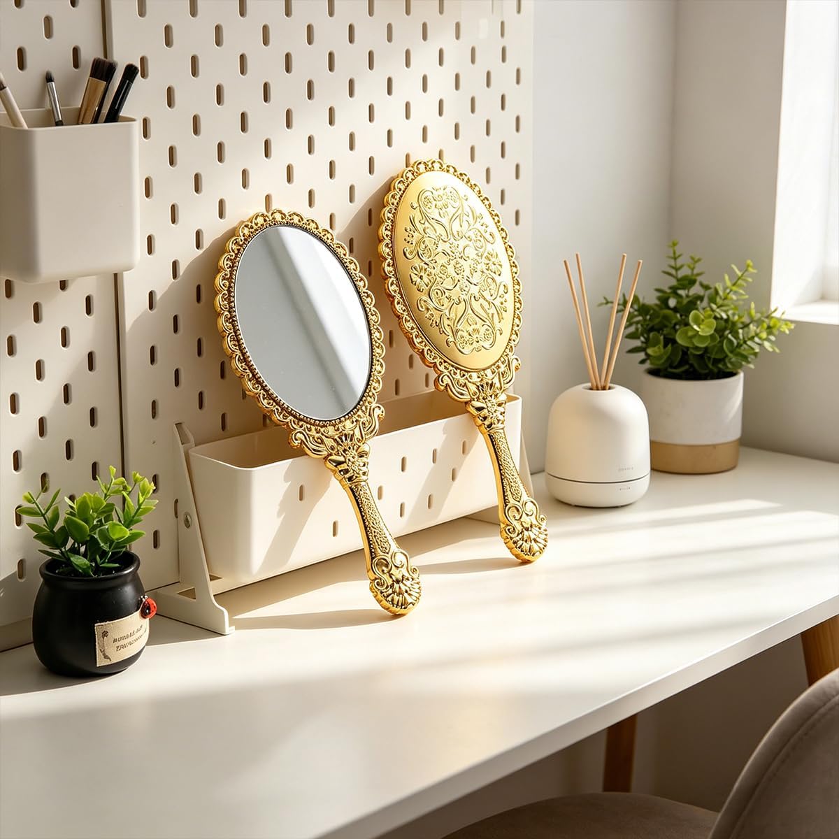 10 Pcs Vintage Handheld Mirror with Handle - Gold Embossed Flower Hand Mirror for Makeup, Portable Princess Mirror for Women & Girls, Bulk Set for Party Favors, Classroom, Travel, Espejos de Mano