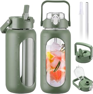 BLUEGO 2000ml Glasflasche mit 2 Deckeln Klappdeckel und Ausgießer Deckel Wasserflasche mit Strohhalm 2L große Trinkflasche mit Zeitmarkierungen für Zuhause Büro Auslaufsicher, Olive