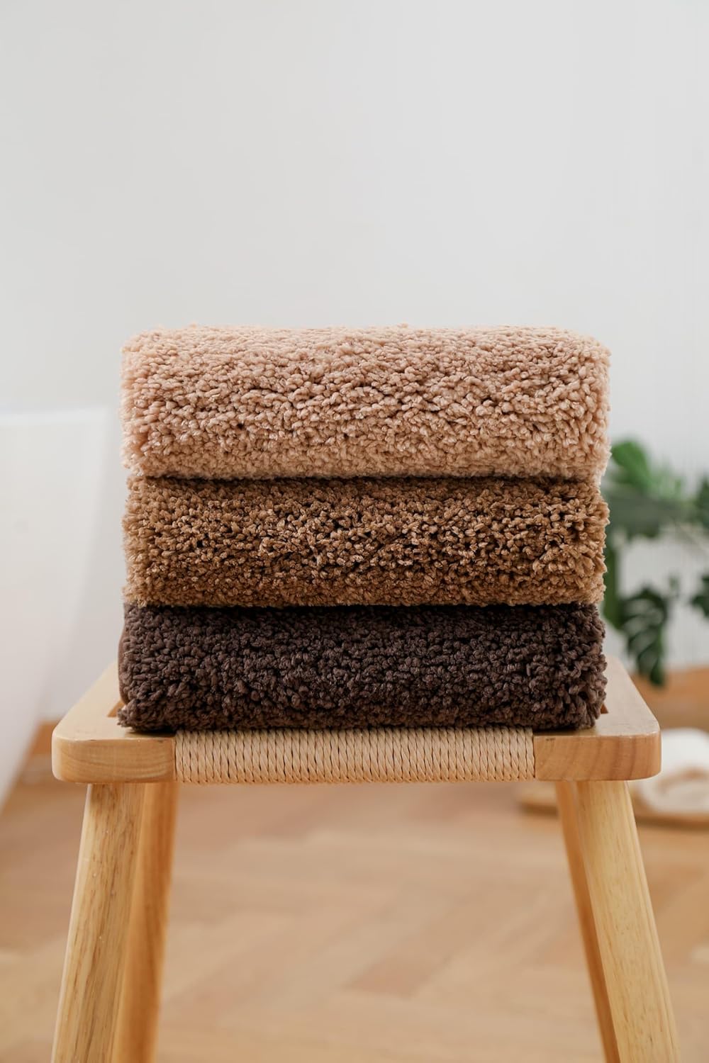 Pure White Fluffy Extra Thick Soft Bath Mat 20x32, Non Slip Bathroom Rug for Tub and Shower, Plush Absorbent Floor Mat, Machine Washable Shaggy Rug for Cozy Home Bathroom Décor