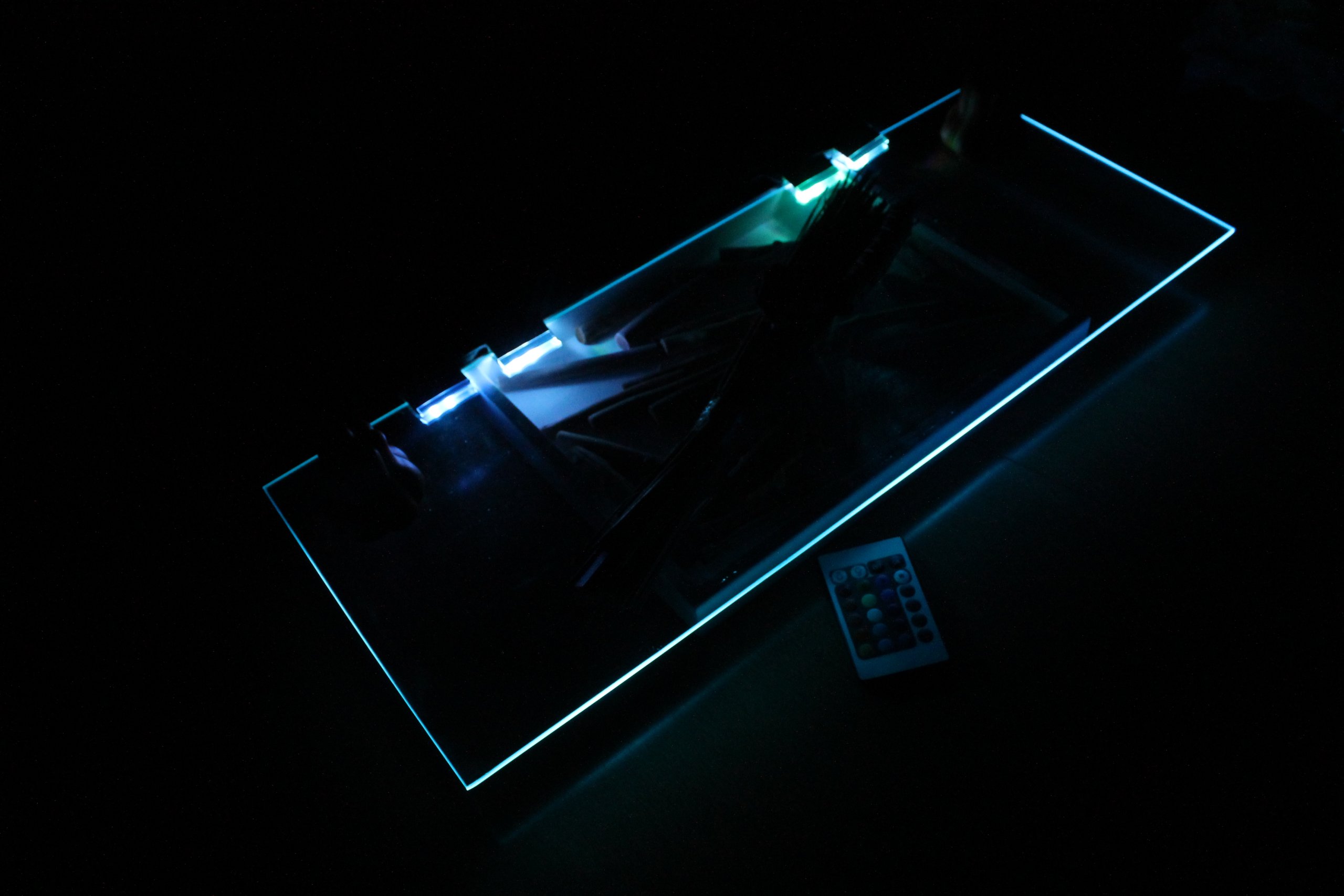 Trango 7er Set RGB Farbwechsel LED Glaskantenbeleuchtung inkl. Fernbedienung 5022-07 Schrankbeleuchtung Glasbodenbeleuchtung Vitrinenbeleuchtung Clips Möbelbeleuchtung Licht für Ihre Vitrine