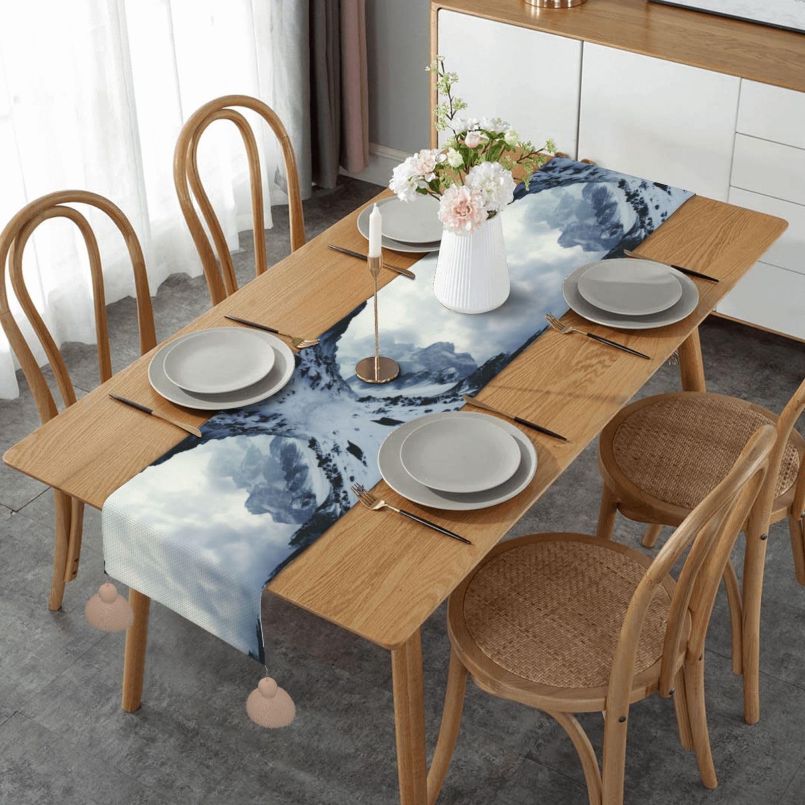Chemin de table montagne enneigée pour déco de mariage nature et repas de fête en ferme