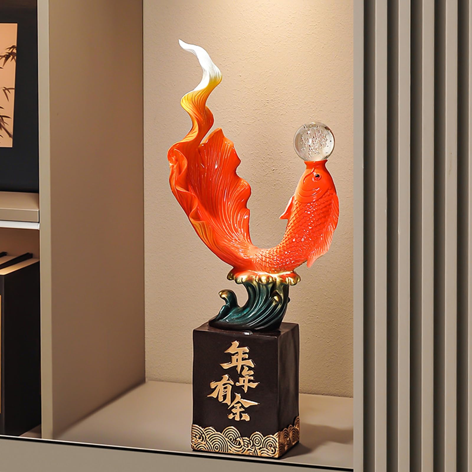 Nowa statua ryby Koi w stylu chińskim z kryształową kulą | „Nadwyżka rok po roku" Ozdoba dekoracyjna Feng Shui do dekoracji podłogi w biurze domowym (24,5 x 15 x 61,5 cm)
