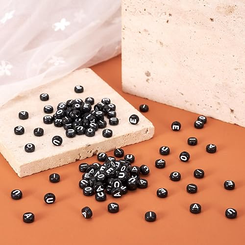 Vista 114 de FASHEWELRY 300 cuentas de letras acrílicas blancas de 0.236 x 0.236 pulgadas (0.236 x 0.236 in), cuentas del alfabeto para hacer pulseras