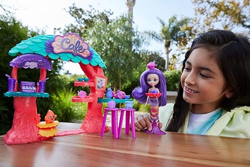 Miniatura 2 de Mattel Enchantimals Sea Cave Cafe Playset (8.8 pulgadas), más de 15 piezas, con muñeca de sirena Martina, 2 bestias animales y accesorios, gran