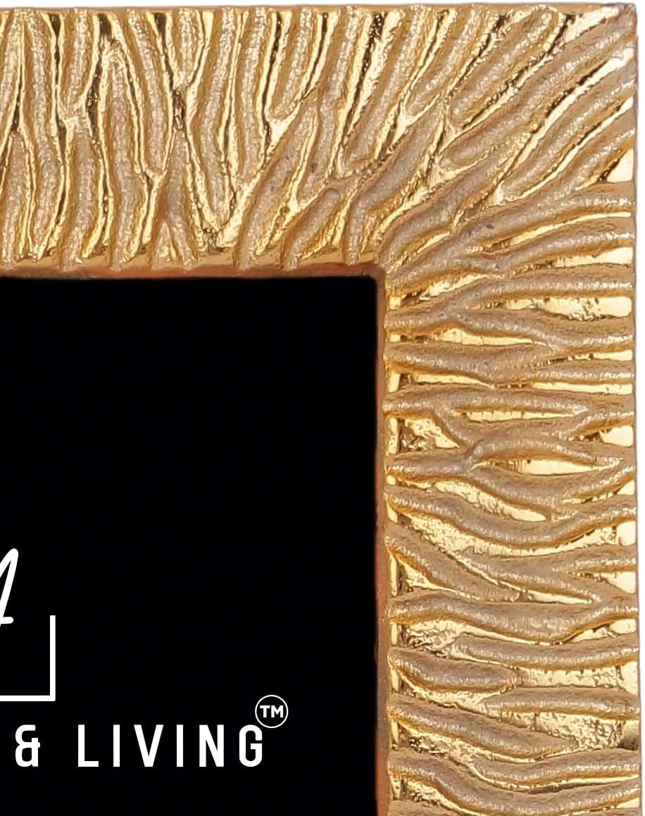 AHC HOME & LIVING Merry Christmas Picture Frame - Elegant 4x6 Metal Winters Textured Design for Tabletop & Wall Display - Ideal for Christmas and Holiday Decorations - Fits 4x6 Photos - Gold