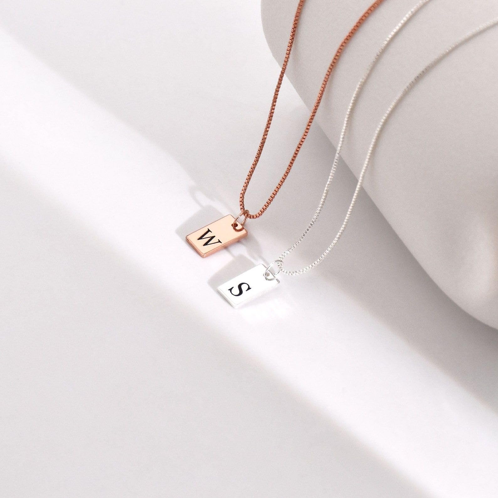 Personalizado inicial etiqueta collar, delicado letra con cadena veneciana pequeño abalorio barra dama de honor para ella
