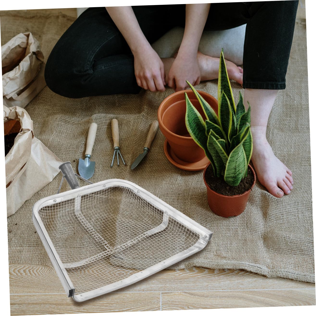 Outil de Tamisage du Sol en Fer Argenté, Léger et Portable, 1 Pièce | Usage Ferme et Plantation Familiale, Format Pratique Jardinage, Outil Agricole Polyvalent