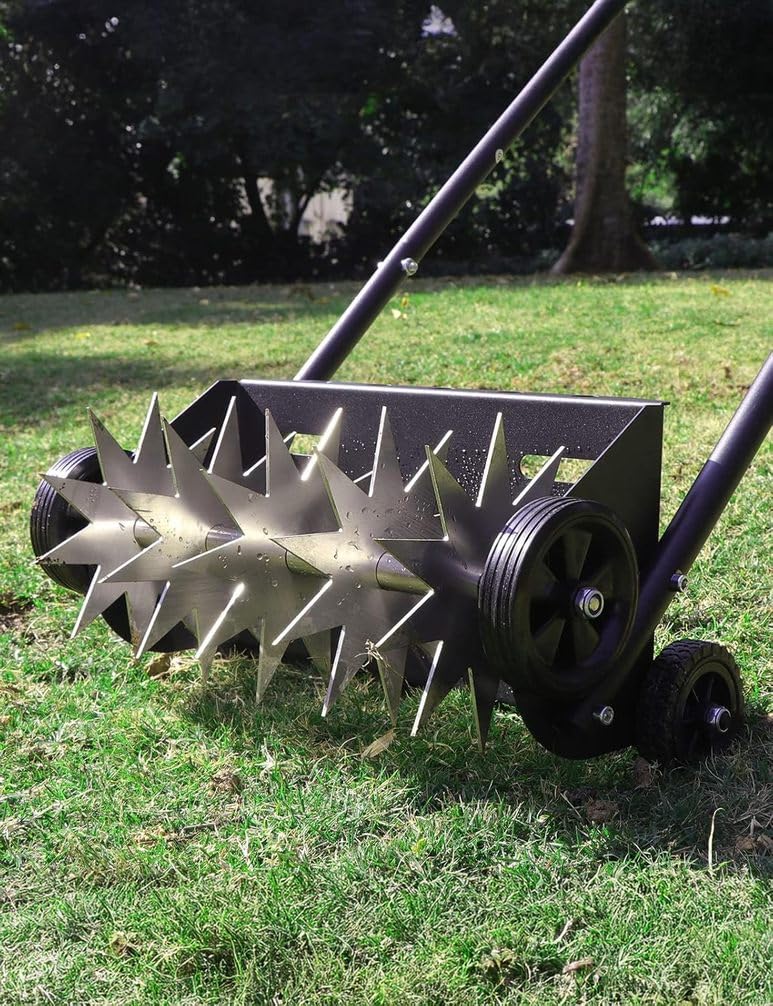 Aérateur de pelouse pour aération manuelle de gazon avec 4 roues pour un entretien efficace de la pelouse et l'aération du sol