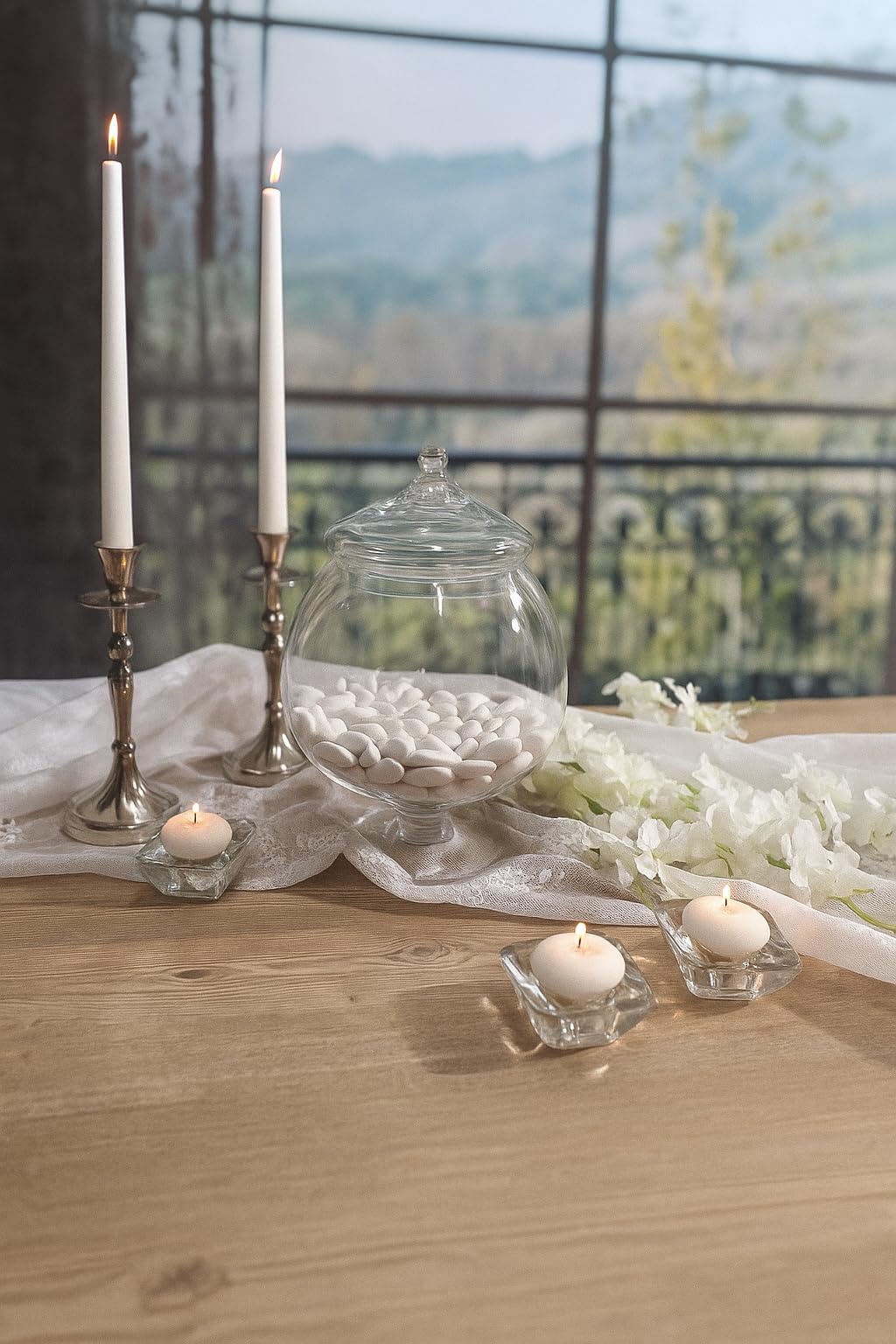KORAT Barattolo Bombato in Vetro Trasparente con Coperchio 21x21x29 cm Contenitore Elegante in Vetro Soffiato per Caramelle, Decorazioni o Eventi Design Classico con Piedistallo