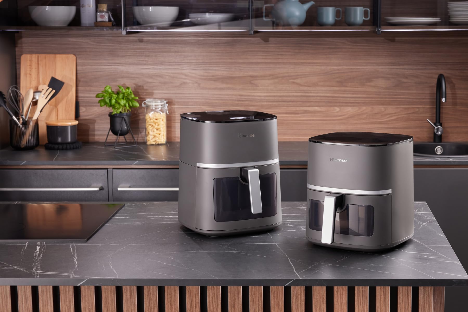 Hisense HAF1900D - 10 programmi automatici, temperatura 40-200°C, 7L, potenza massima 1800W, display LED e comandi touch, finestra