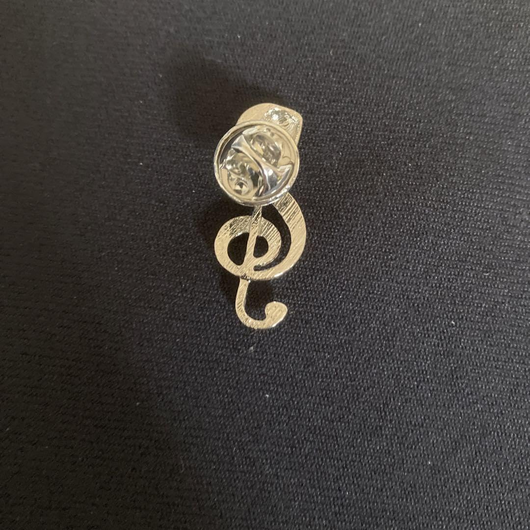 Amazon | 音符 ト音記号 マイク バッチ バッジ バッヂ ピンズ | バッジ