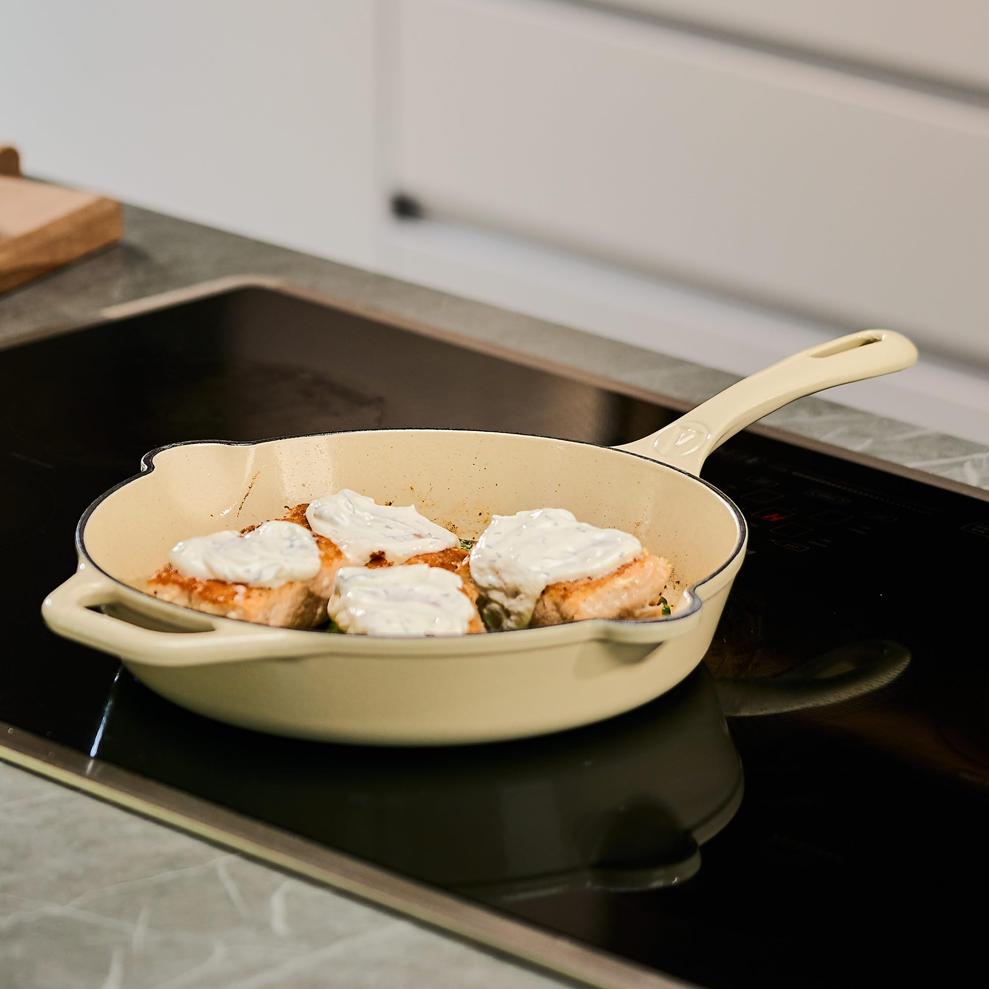 VICTORIA Sartén Hierro Fundido Esmaltado White Sable Inducción 23cm | Apta Fuego, Barbacoa, Horno, Vitrocerámica, Cast Iron Skillet Libre de Tóxicos sin PTFE ni PFOA