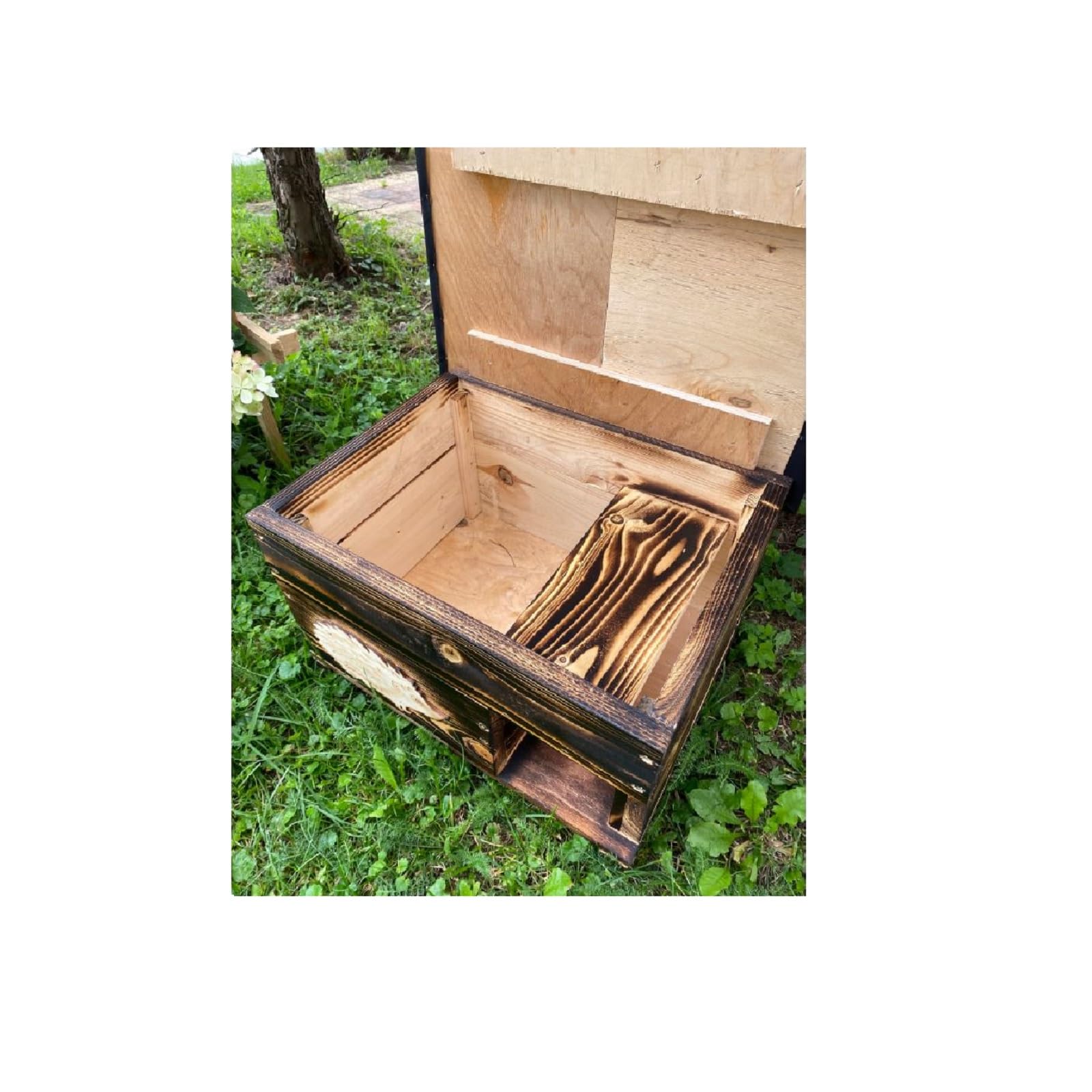 QLS Igelhaus aus Holz 50 x 40 x 30 cm mit abnehmbarem Dach Geflammt | Zweikammer-System bietet geschützten Rückzugsort für Igel, wetterfeste Konstruktion mit wasserdichtem Dach, leichte Reinigung