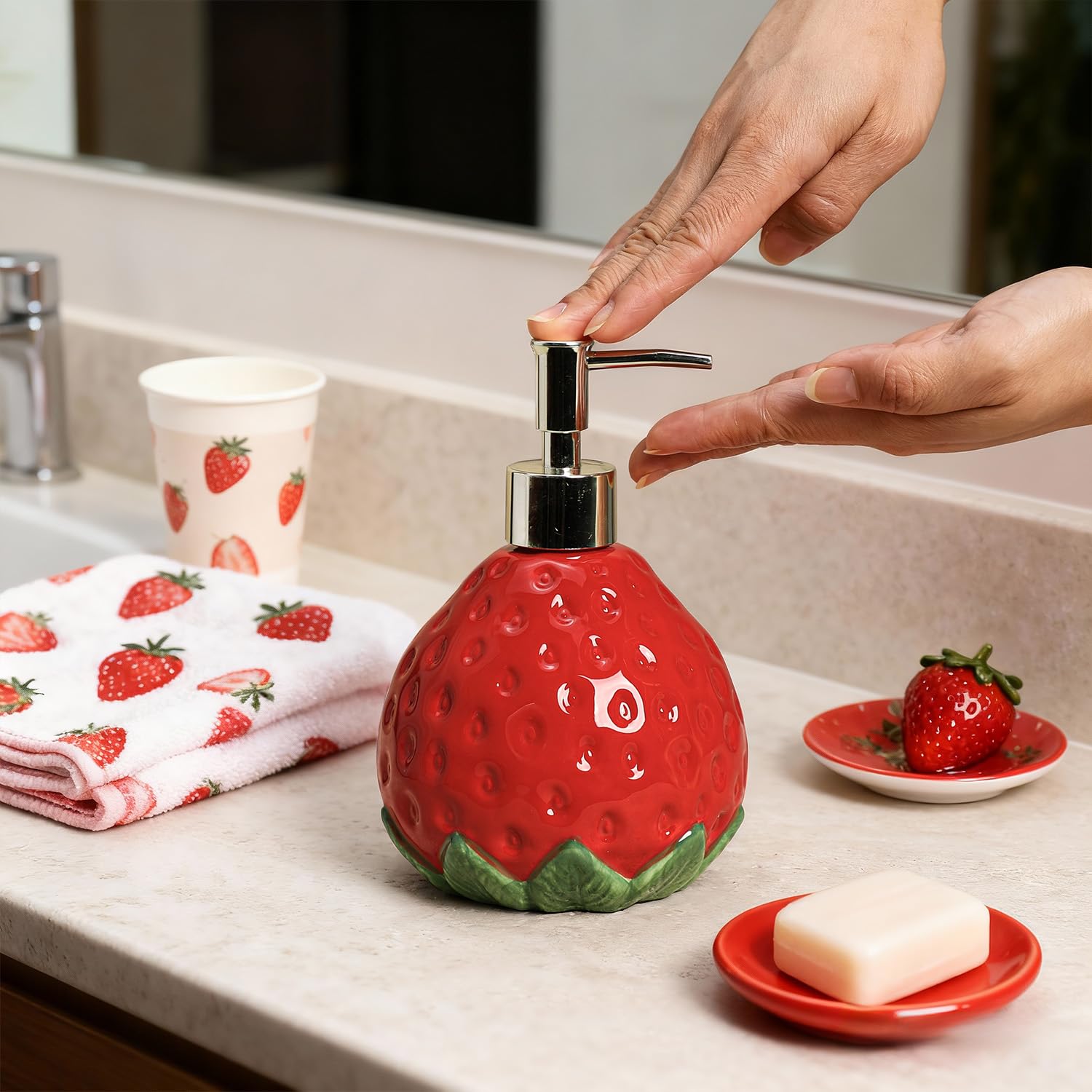 CHOOLD Dispensador de jabón de cerámica retro de fresa con bomba de plástico, recipiente de jabón de manos recargable, botella de loción