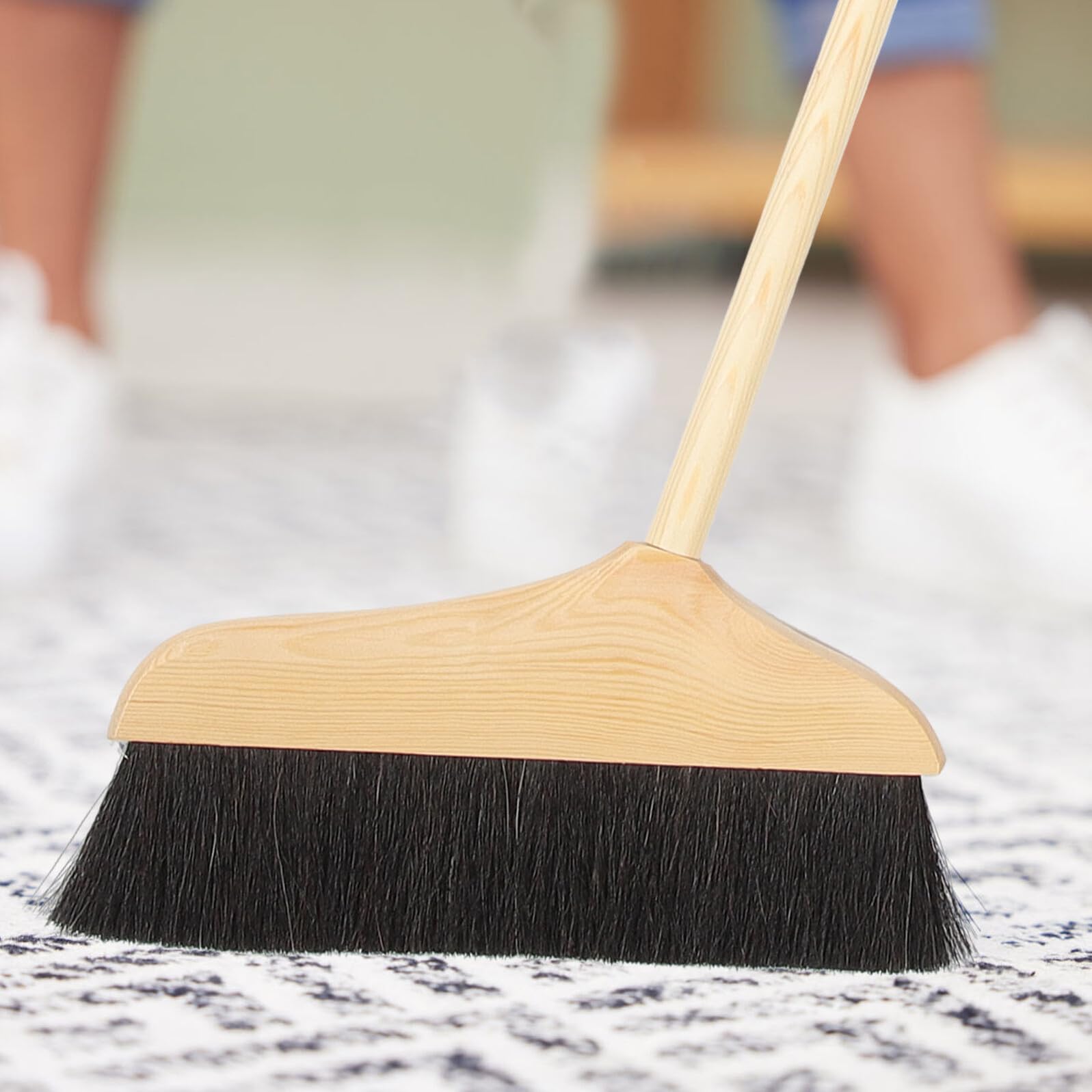 Toyvian Scopa Interni con Manico Lungo Ergonomico Crine di Cavallo Morbido in Pino Spazzolone Antistatico per Pavimenti in Legno Piastrelle e Strumento Versatile per Casa e Giardino