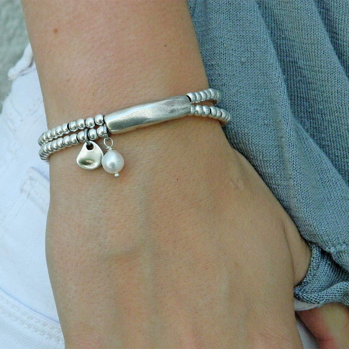 Pulsera hecha a mano con cuero y charm perla de río natural de IntendenciaJewels - Pulsera de perla - Pulsera de cuero y abalorios - Regalo para mujer - Pulsera de cuero y perlas.