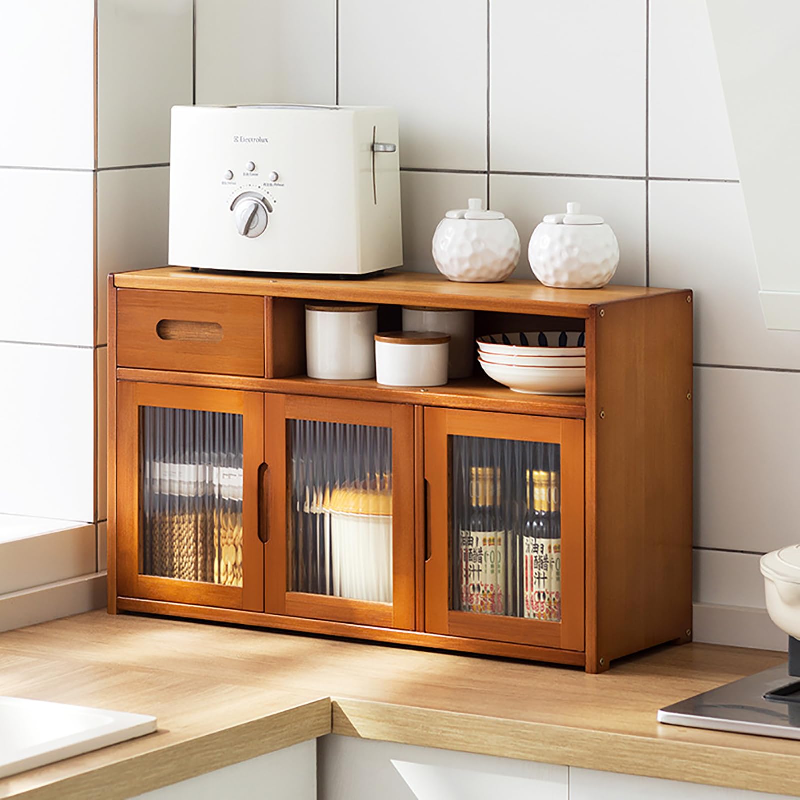 Pots à épices et poêles bien rangés grâce à cette armoire de cuisine à portes