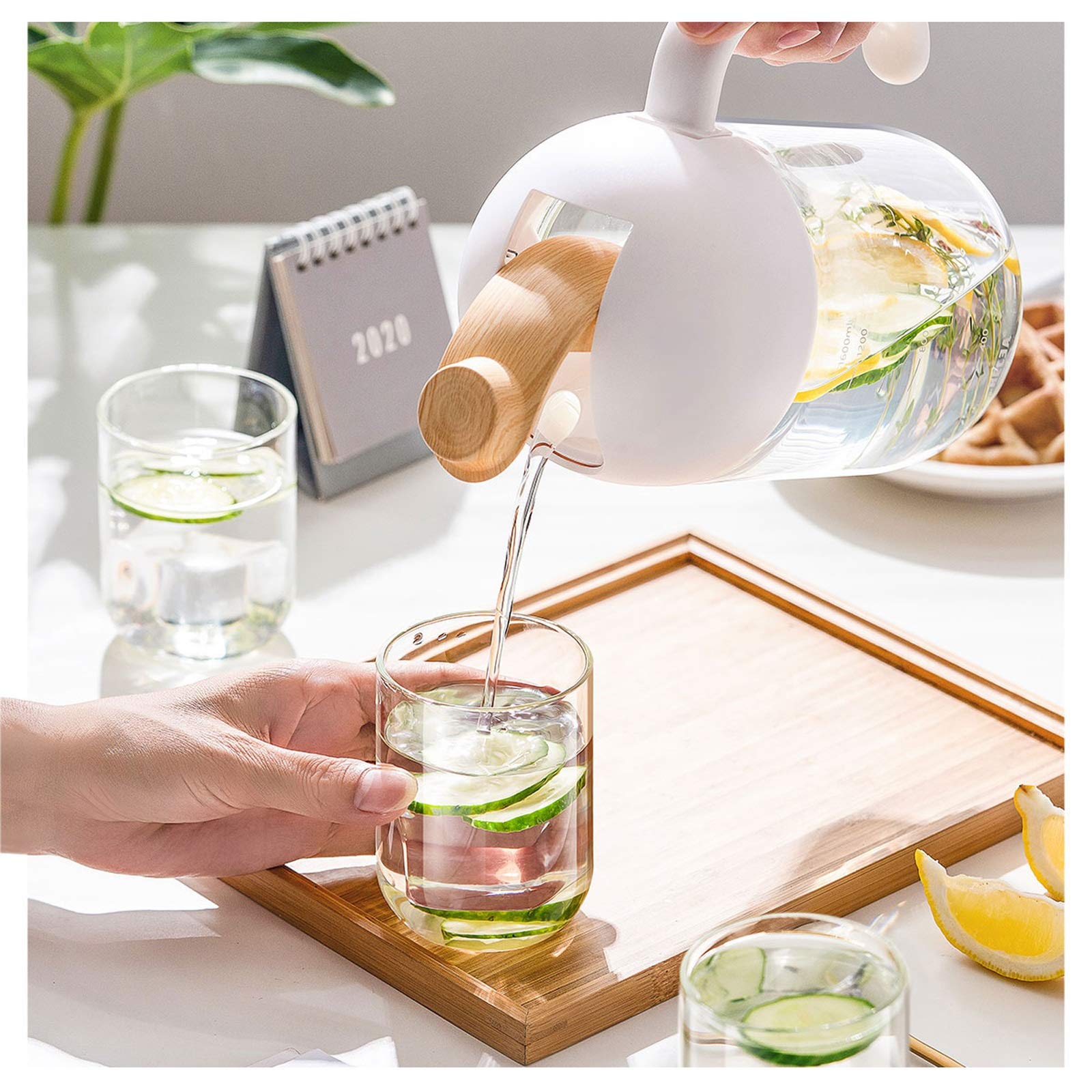 Pichet Le pichet de Verre de Grande capacité avec Couvercle Peut automatiquement Ouvrir et Fermer Le taitle à Froid en Verre avec Une échelle de précision (1,6L / 2L) Pichets (Size : 1.6L)