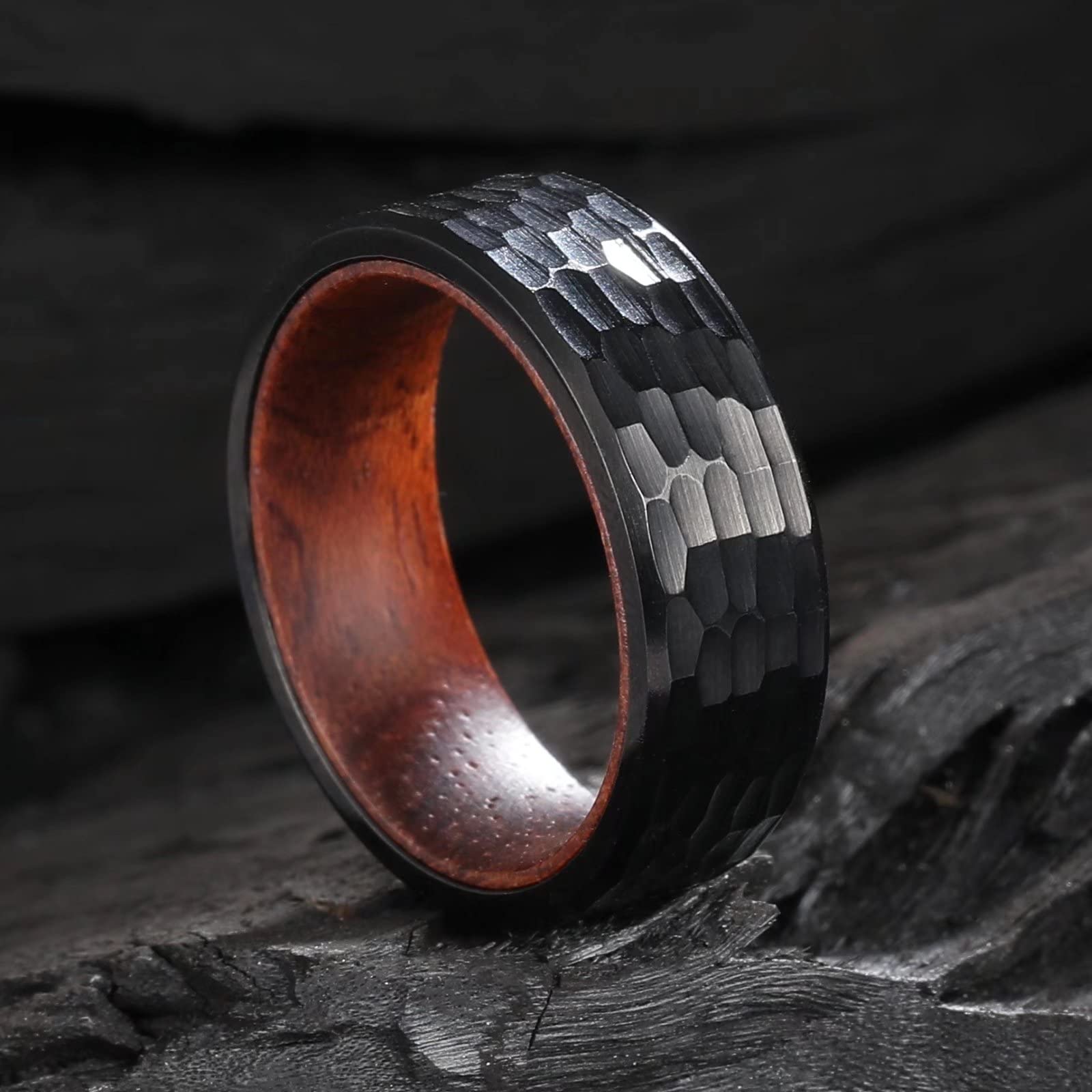 King Will NATURE - Anillo de titanio negro de 8 mm con incrustaciones de madera martillada para hombres