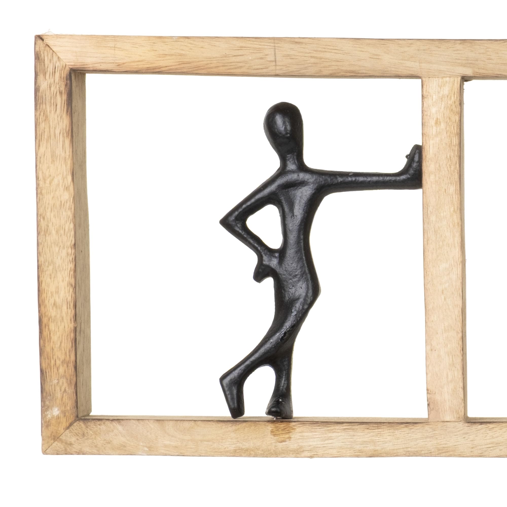 Figurka dekoracyjna Moments czarna 52,5 cm z drewna mango i aluminium nowoczesna figurka ścienna z trzema figurkami w ramce, symbol spotkania, wspólnoty, spójności, rękodzieło, obiekt artystyczny