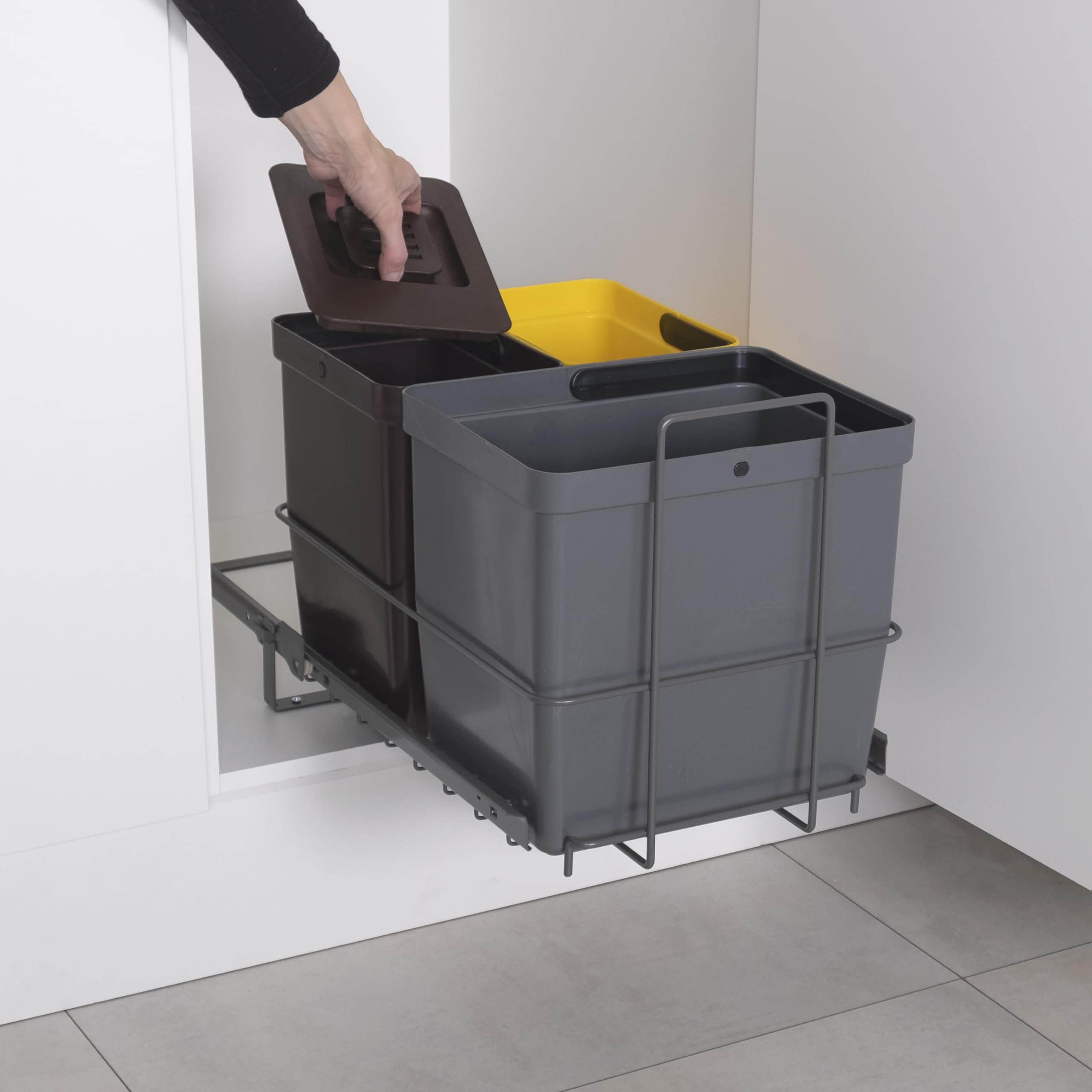 LM 79/3A Mülleimer Küche Unterschrank ausziehbar 3 Fächer Biomülleimer, Mülltrennsystem 16L anthrazit 8L gelb 8L braun mit Deckel, Küchenschrank Abfalleimer Gelber Sack Made in Finland, 332x480x355 mm