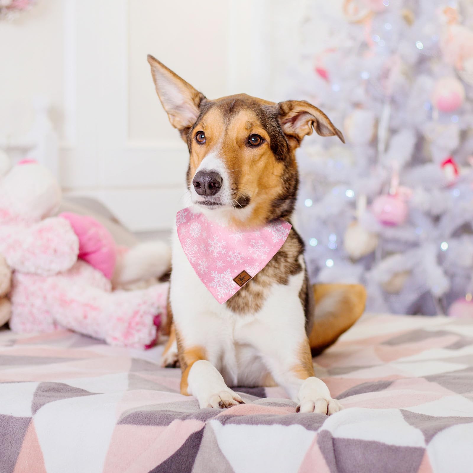 JarThenaAMCS Hundehalstuch, niedlicher Weihnachtsbaum, Schneeflocken-Druck, Stoff, mittlere Größen, verstellbar, Haustier-Halstuch, Hunde-Lätzchen für Kostüm-Zubehör, 2 Stück