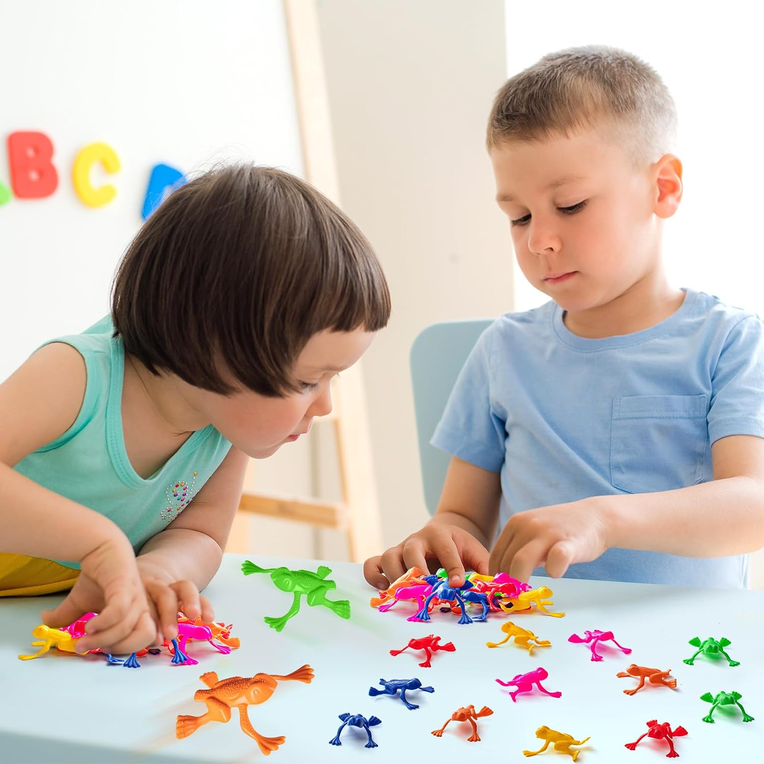 Silipull 400 Pcs Jumping Plastic Frogs for Kids Toys Bulk 2 Inches Assorted Colors Party Frogs for Party Favors Goody Bag Fillers Classroom Prize