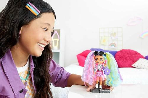 Miniatura 2 de Barbie Extra Minis Muñeca #6 con vestido estampado de flores con pelo arcoíris, soporte para muñeca y accesorios, incluyendo gafas de sol y bolso,