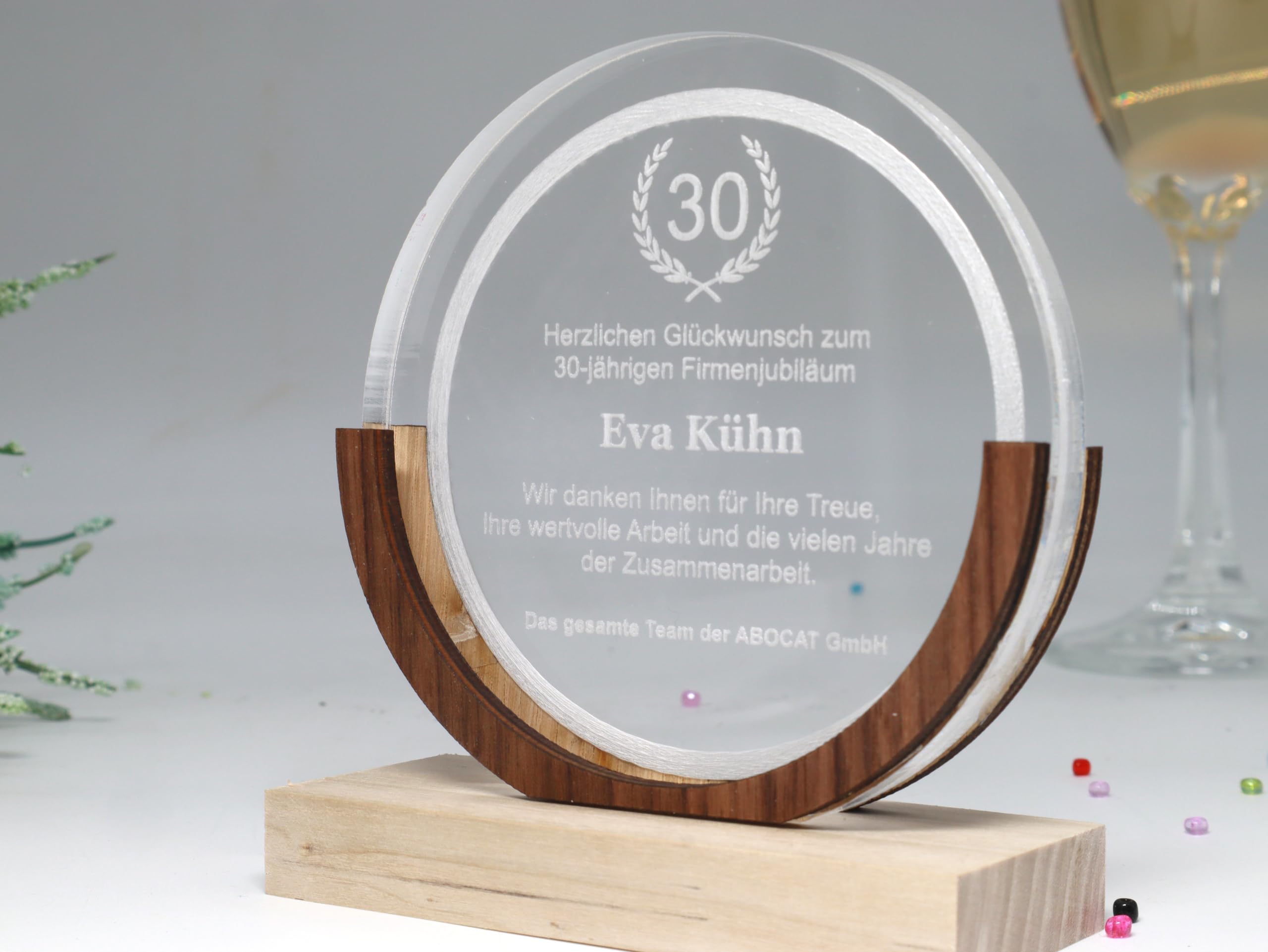 Pila Stone Moderner und eleganter Award personalisiert aus Acrylglas mit Nussbaum, Individuelle Gravur, Firmenjubiläum, Mitarbeiter Jubiläum. Moderne Auszeichnung & Award