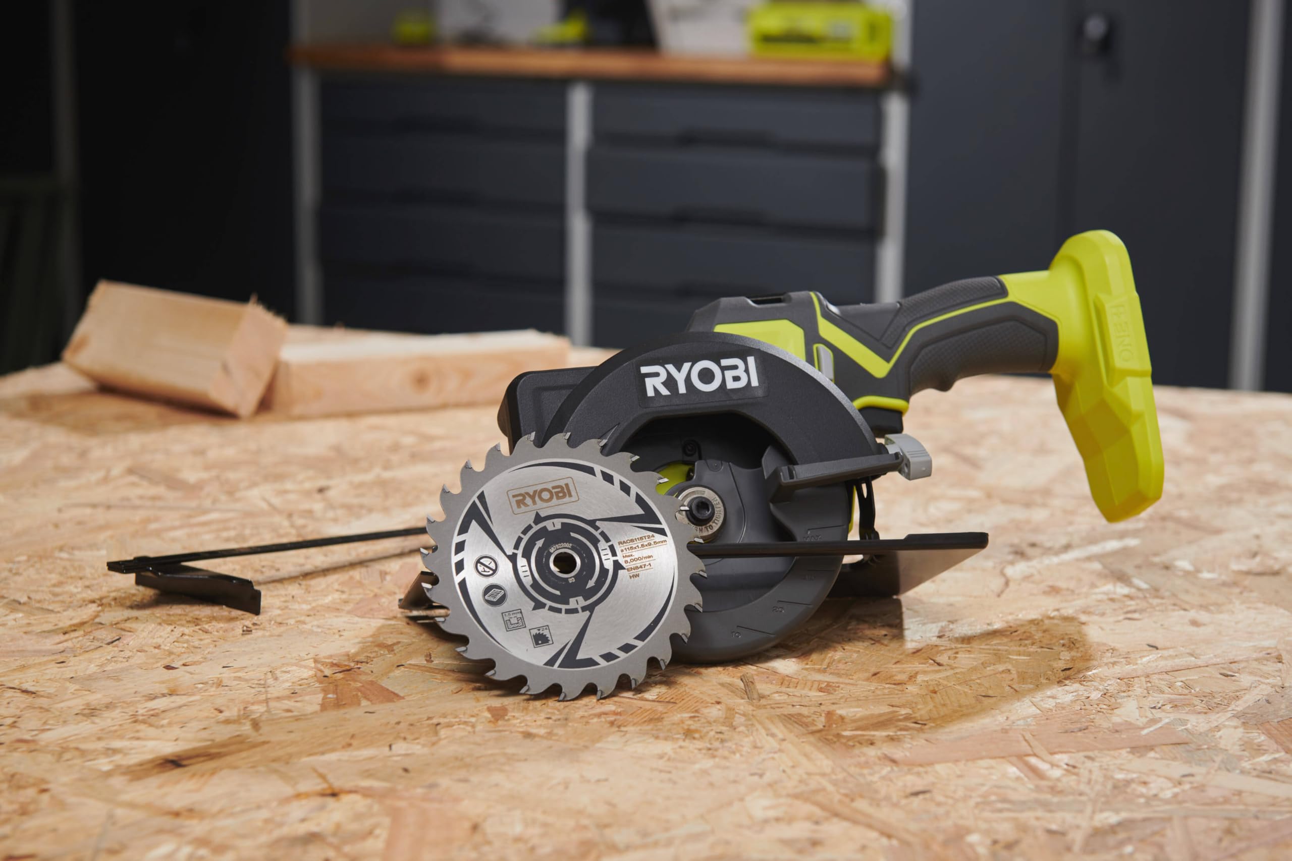 RYOBI Kompaktowa piła tarczowa 18V ONE+™ R18CS115-120GP - Cięcie drewna, OSB, parkiet, deska, wyposażenie wnętrz, Ø115 mm, akumulator 2Ah + ładowarka