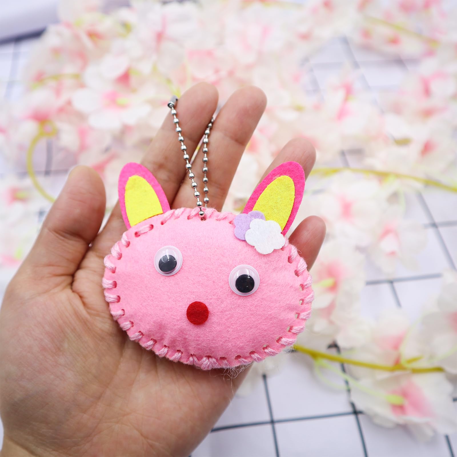Kit Couture Enfant Forêt Animaux en Feutre 12 Pièces DIY Jouets à Coudre avec Ciseaux pour Enfants 6 Ans+