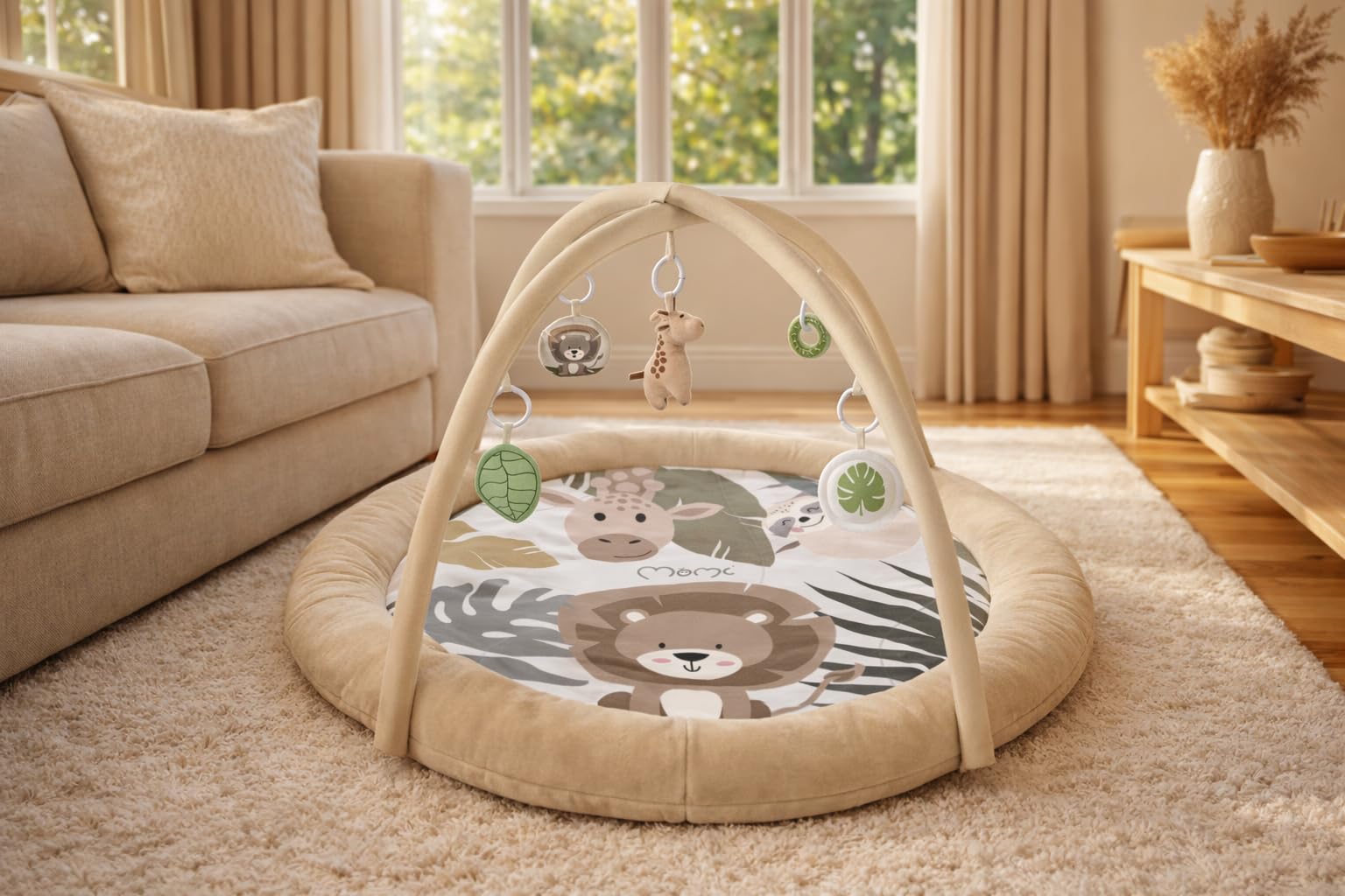 MoMi LUANI Arco de juego con alfombra para gatear, Ø 72 cm (interior), borde alto de 10 cm, 6 juguetes lavables: espejo, juguete con chirrido, jirafa de peluche con sonajero, dos mordedores