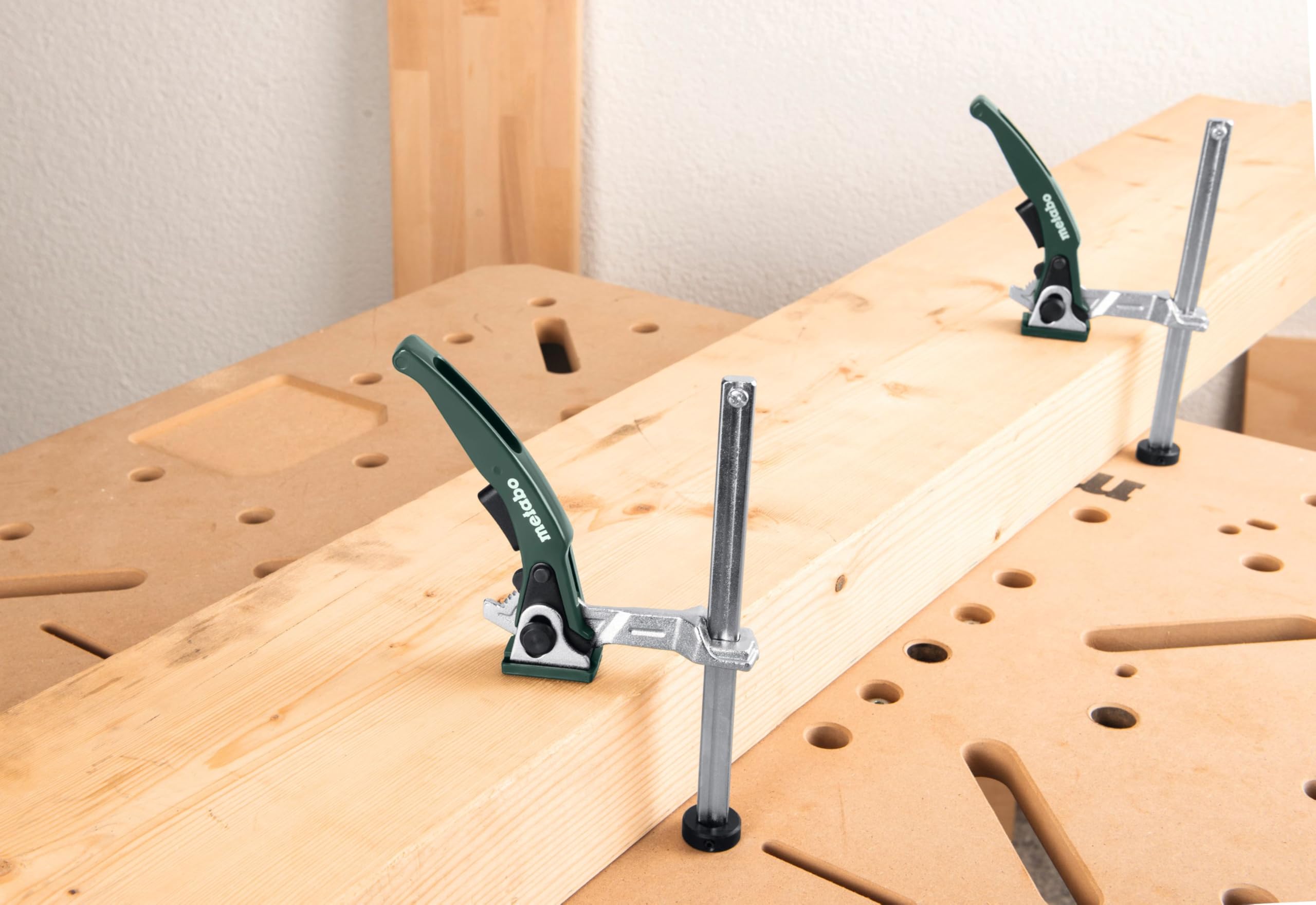 metabo Senkrecht-Schnellspannzwinge, 155 mm Spannwerkzeug für MFT 20 mm | Schnellspanner mit Rasterspannhebel, 70 mm Ausladung und 1700 N Spannkraft, vertikale Fixierung für Multifunktionstische