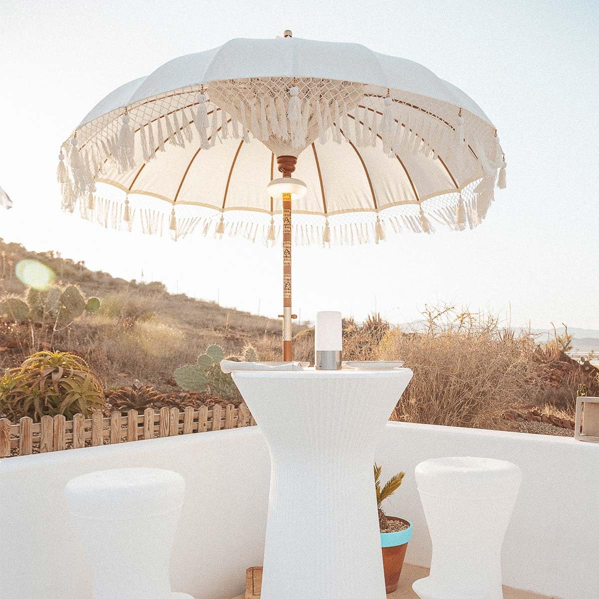 newgarden - BALI Ombrellone in tessuto e frange per esterni, spiaggia, giardino Ø 180 cm pieghevole. Struttura in legno di bambù per terrazza e balcone. Colore bianco
