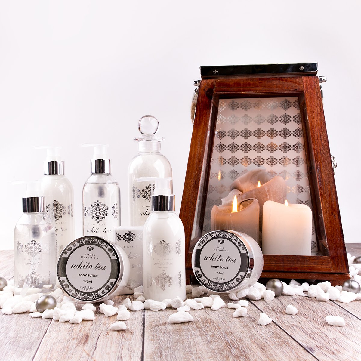 Accentra Set de baño de regalo para mujer, 8 productos de bienestar y bienestar con aroma reconfortante de té blanco y una vela empaquetada en un gran farol de madera.