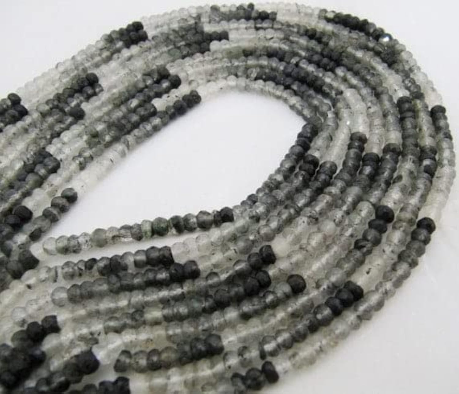 Quartz rutile noir facetté en perles de 4-5mm pour imaginer des talismans uniques chargés d'histoire