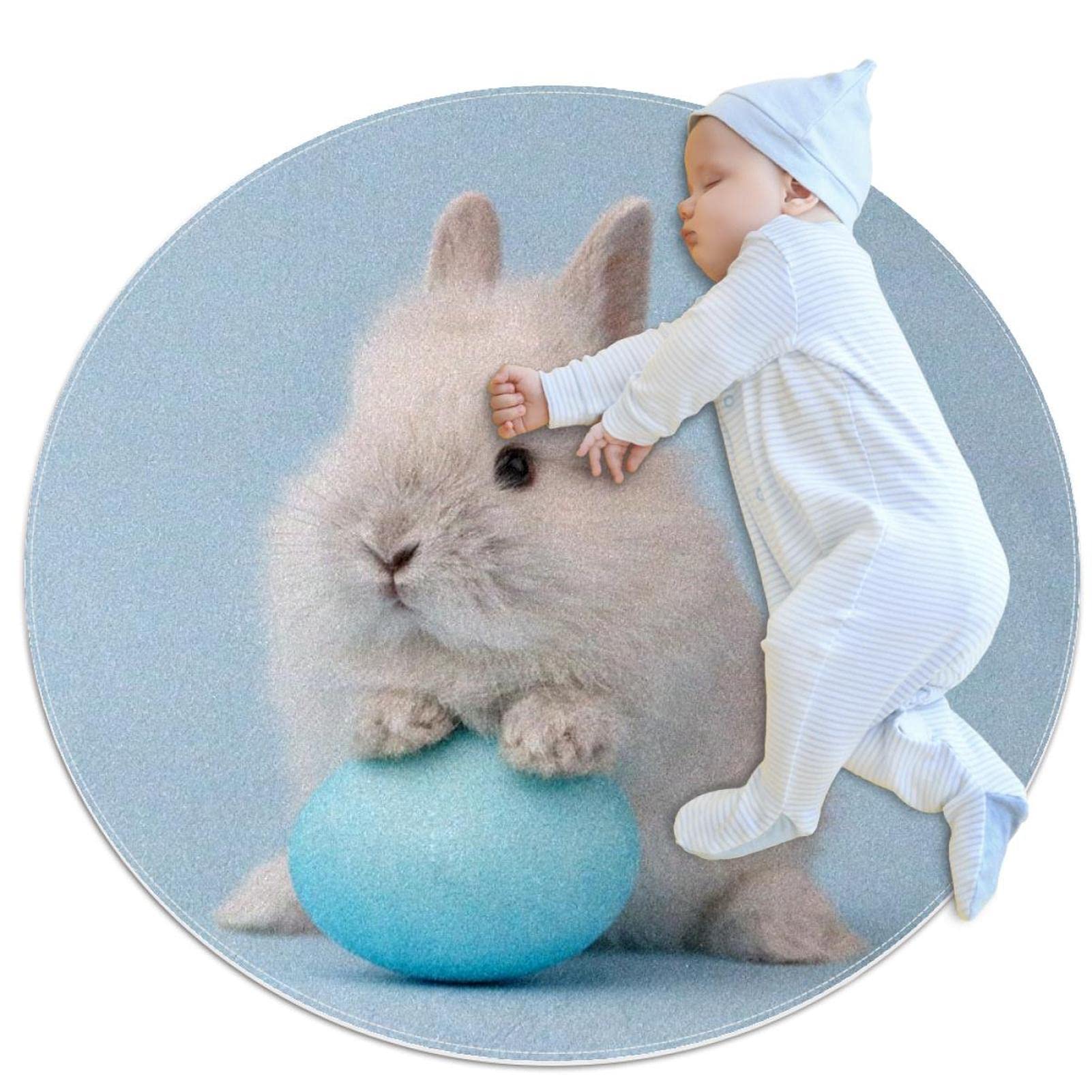 Tapis de sol lapin bleu rond au pied du canapé pour une chambre d'enfant cocon