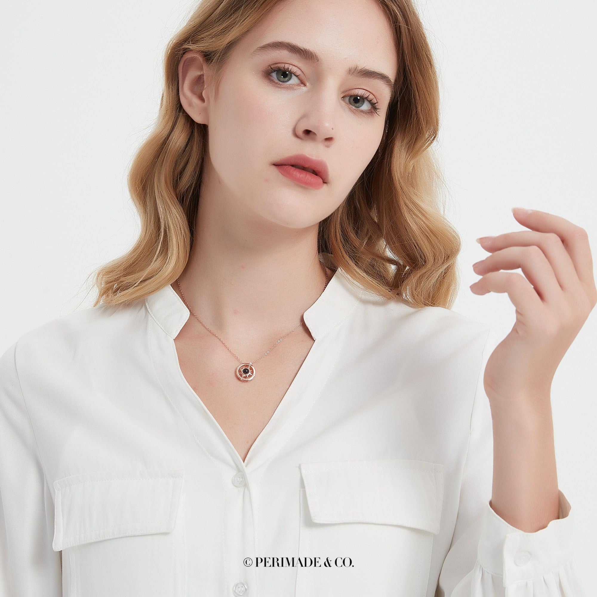 PERIMADE Collana con bussola personalizzata con proiezione fotografica, ciondolo con immagine personalizzata con testo e amore in 100 lingue all'interno, collana con ciondolo a cerchio in zirconia