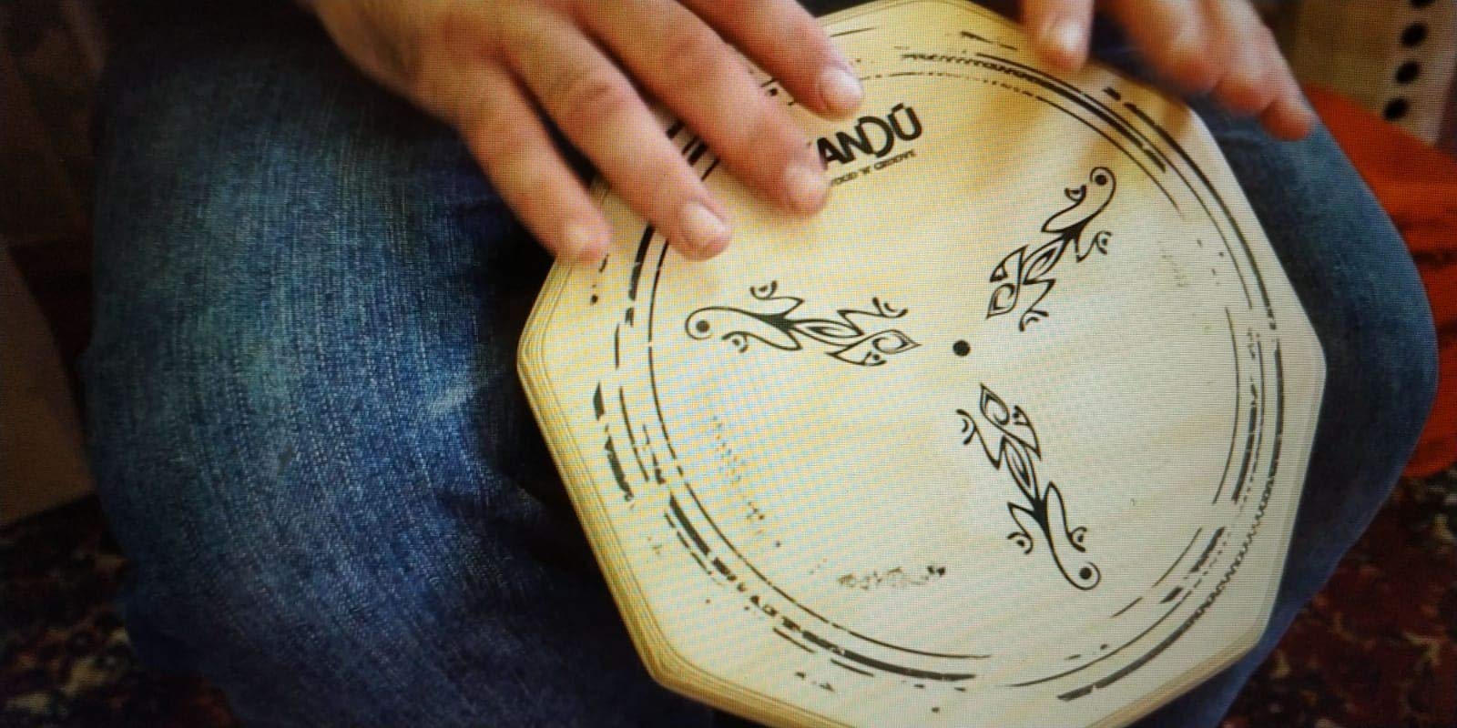 Kandu – Die 33 cm Cajonga Die perfekte Kombination aus Conga und Cajon, lustigem und flippigem Klang, der irgendwie zu jeder Art von Musik passt, die Sie spielen möchten. (Yellow Sahara)