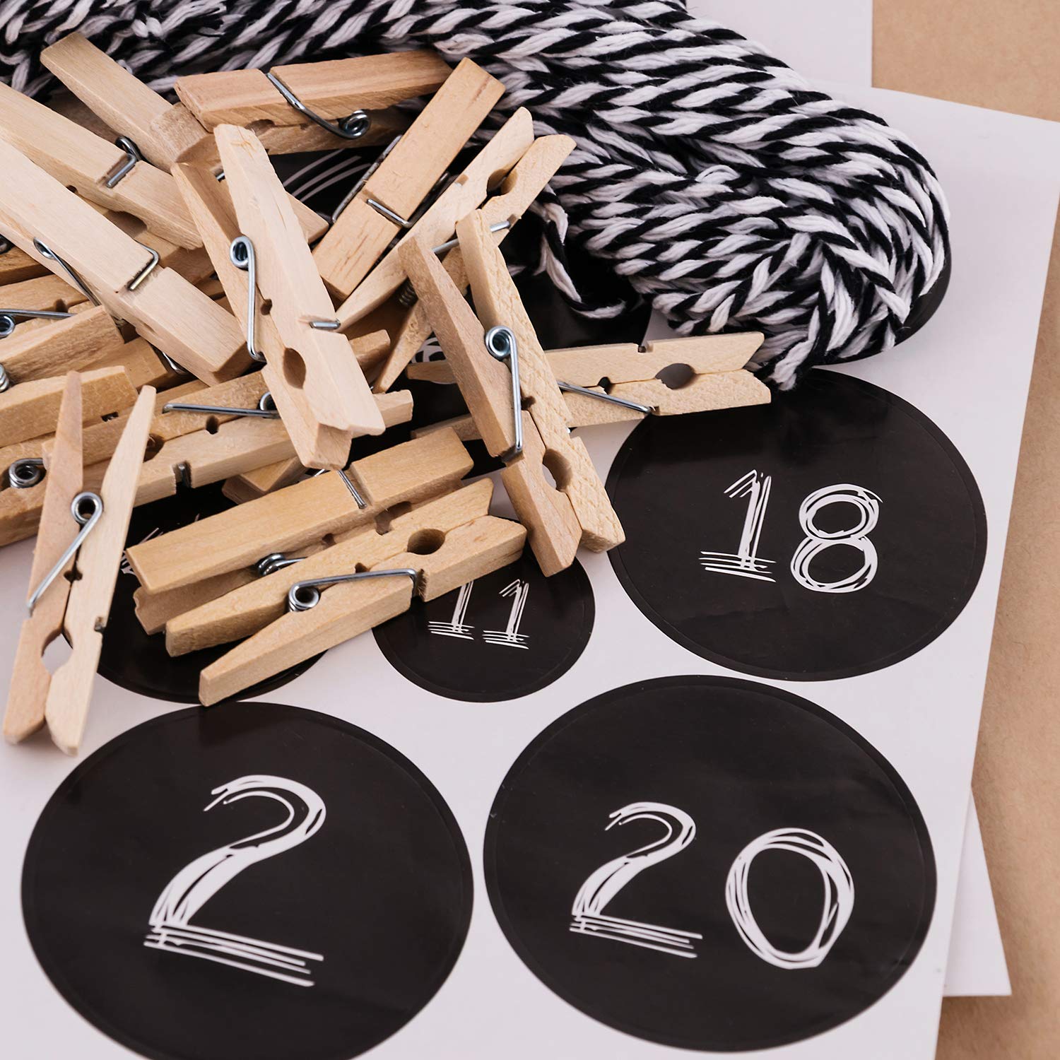 Wichtel Adventskalender 2025 - 24 dagen Kerstmis Adventskalender - 2D Acryl Kerstmis hanger, Wichtel hanger Advent speelgoed voor de feestdag countdown kerstboomversiering, 24-delig