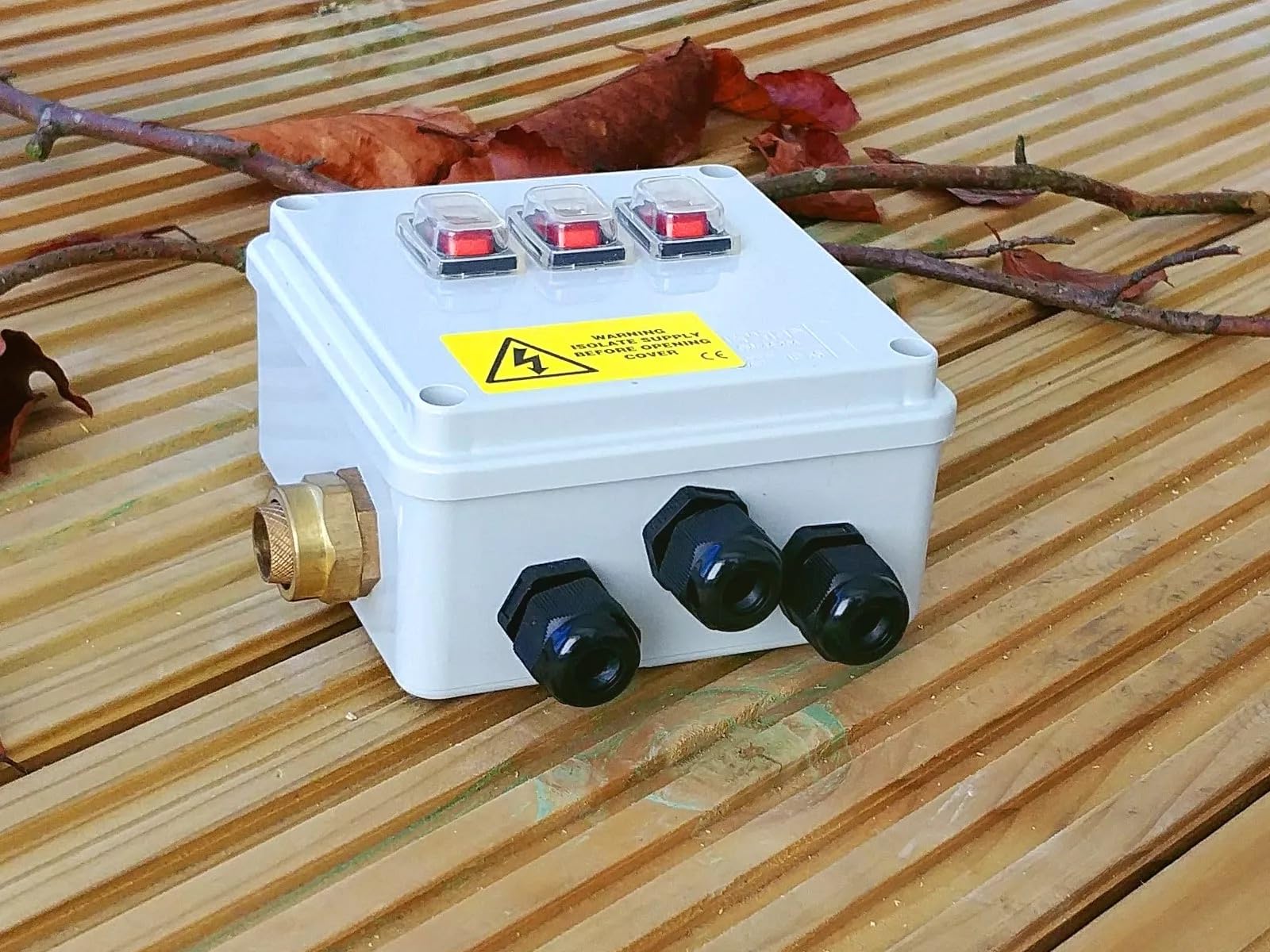 Illuminated Rocker Switch box for Pond Pumps, Filters etc and Outdoor Lighting (3 Way Armoured)