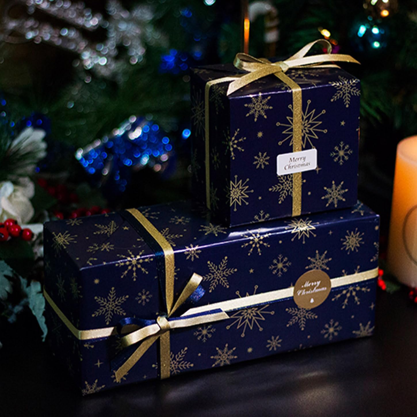 FullJoyHut 5 Rotoli di Carta Regalo Natalizio Kraft Bianco - 43cm x 3M per Rotolo, Carta da Regalo Riciclabile Fiocchi di Neve Stelle con Etichette, Corda e Nastro per Confezione Regalo Natale