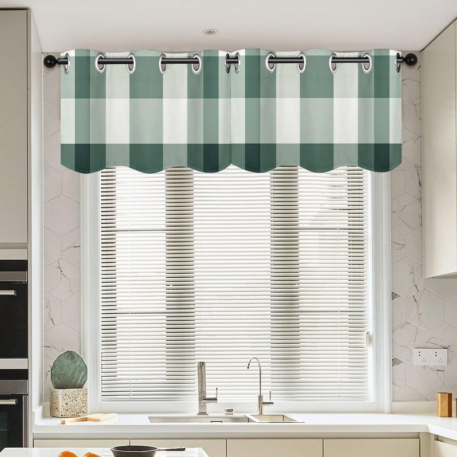 Cortinas de ventana opacas para evitar miradas en baños y cocinas rústicas