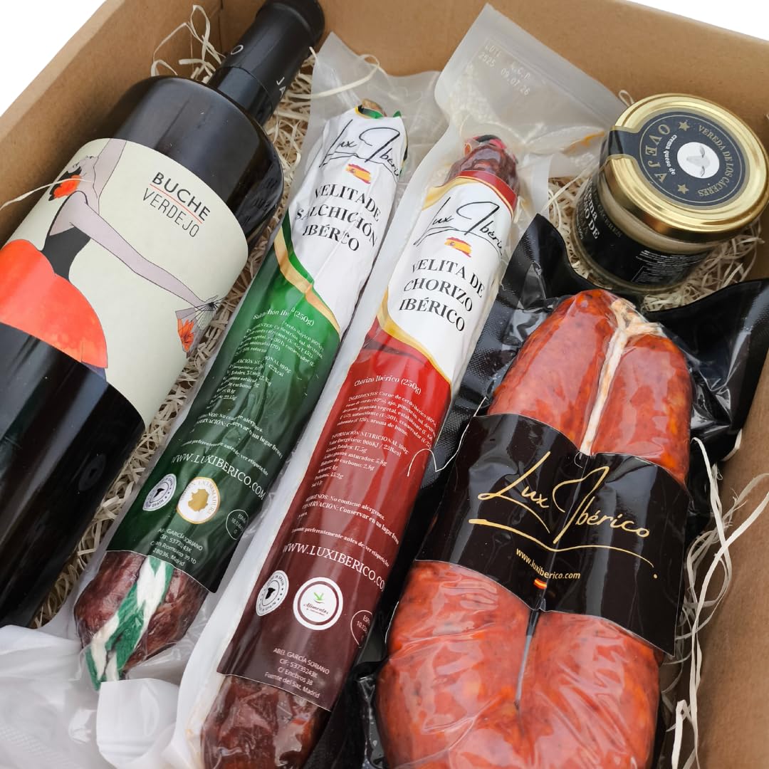 Cesta Gourmet "Livia" - Vino Blanco Verdejo, Embutido y Morcilla | Vino blanco Verdejo, velitas de chorizo y salchichón ibérico, morcilla patatera y crema de queso de oveja. Para regalar.