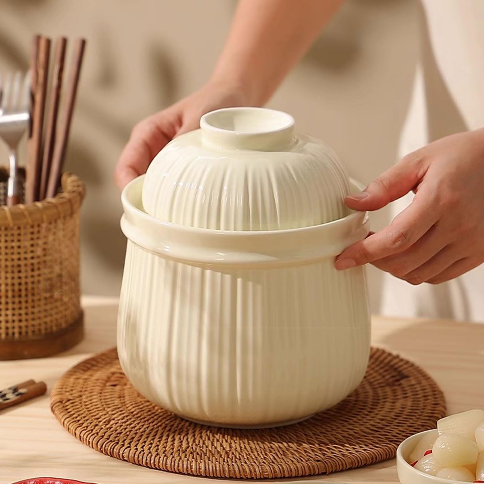 Tradycyjny biały, oszklony ceramiczny garnek do fermentacji z pokrywką uszczelką wodną, ​​słoik o pojemności 1,8 litra, szt