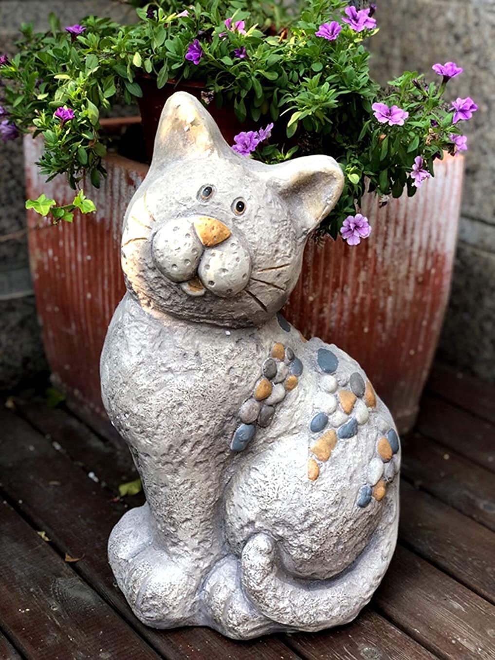 Biała statuetka kota, ogród ogród na zewnątrz willa przedszkole dziedziniec retro nostalgiczna dekoracja