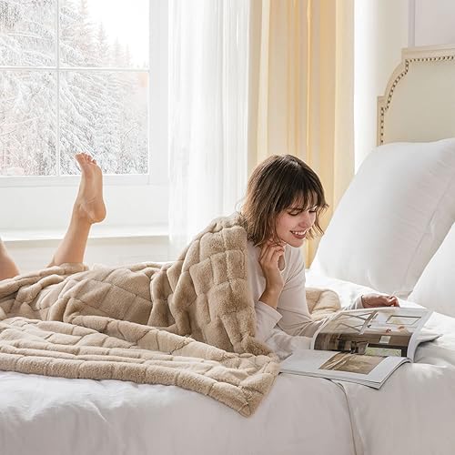 Miniatura 4 de Kingole Manta de lujo de piel sintética de conejo, acogedor sofá cama súper suave y cálida microfibra de felpa 350GSM, 50 x 60 pulgadas, beige