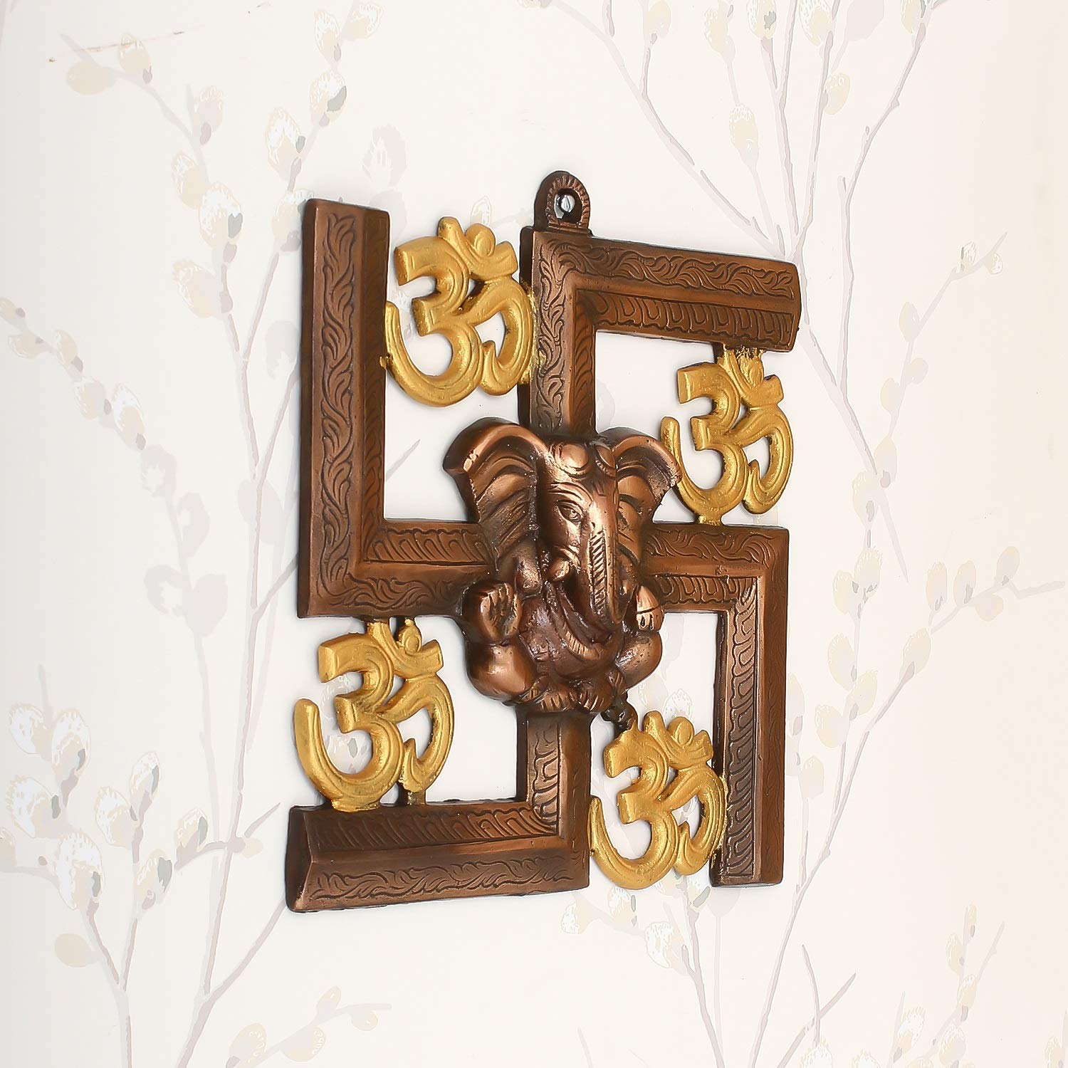 Webelkart Wysokiej jakości metal Om Swastika Ganesha wisząca rzeźba ścienna do drzwi wejściowych domu, Om Swastika Ganesha wisząca (24 cm, wielokolorowa)