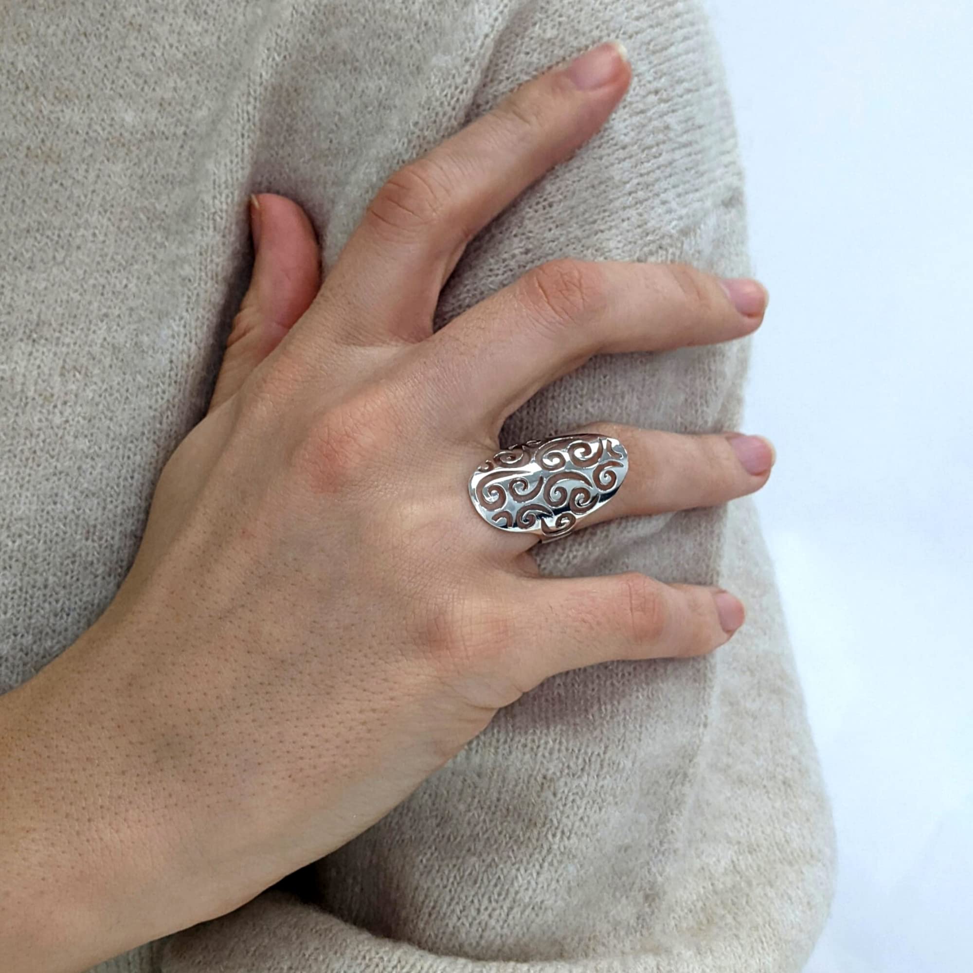 Silverly Anillo de Plata de Ley con Diseño de Armadura y Filigrana en Espiral Recortada | Anillo de Escudo Ovalado en Plata 925 con Espiral Calada | Anillos Abstractos de Dedo Completo para Mujer